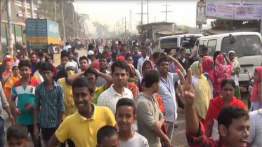 গাজীপুরে বকেয়া বেতনের দাবিতে গার্মেন্টস কর্মীদের সড়ক অবরোধ
