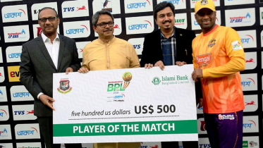 অলোক কাপালিকে প্লেয়ার অব দ্য ম্যাচ পুরস্কার দিল ইসলামী ব্যাংক 