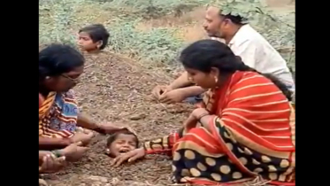 গলা পর্যন্ত গোবরে ডুবিয়ে ৬ বিকলাঙ্গ শিশুর চিকিৎসা! (ভিডিও)