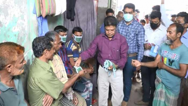 করোনা প্রতিরোধে কুড়িগ্রাম পৌরসভার মাস্ক বিতরণ