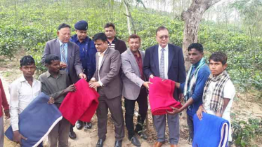 প্রধানমন্ত্রীর দেয়া কম্বল ঘরে ঘরে পৌঁছে দিলেন সাংসদ 