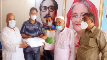 নওগাঁ চেম্বারের পক্ষ থেকে পিপিই বিতরণ