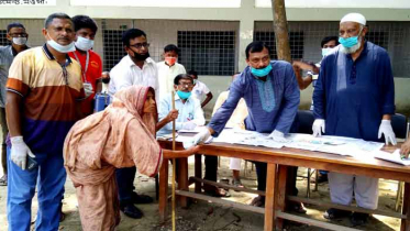 নওগাঁয় কর্মহীন ও দুস্থদের মাঝে খাদ্য সামগ্রী বিতরণ   