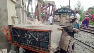 নওগাঁয় ট্রাকের সঙ্গে ট্রেনের সংঘর্ষ,৩ ঘন্টা পর চলাচল শুরু