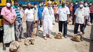 নড়াইলে ট্রাকশ্রমিকদের পাশে দাঁড়ালেন এক আ’লীগ নেতা  