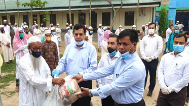 নাটোরে ইমাম-মুয়জ্জিনদের মাঝে খাদ্য সামগ্রী বিতরণ