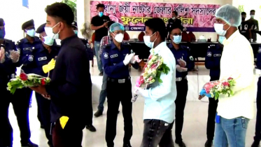 নাটোরে করোনাজয়ী ২৩ পুলিশ সদস্যকে ফুলেল শুভেচ্ছা 