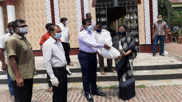 নাটোরের বড়াইগ্রামে ডিসির খাদ্য ও অর্থ সহায়তা 