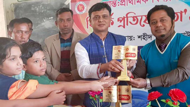 দিরাইয়ের লৌলারচর প্রাথমিক বিদ্যালয় মাঠে শিক্ষার্থীদের বির্তক প্রত