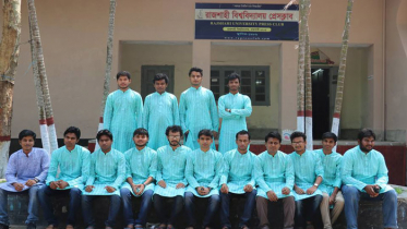 অনুসন্ধানী চোখে একঝাঁক তরুণ