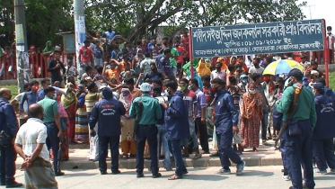 রাজশাহীতে ত্রাণের দাবিতে সড়ক অবরোধ করে বিক্ষোভ