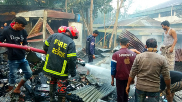 সিরাজগঞ্জে আগুনে ৭ দোকান পুড়ে ছাই, ক্ষতি ৪০ লাখ টাকা