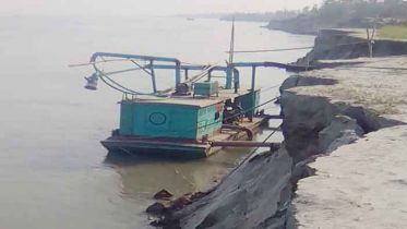 যমুনায় অবৈধভাবে বালু উত্তোলন: থামছে না ভাঙন