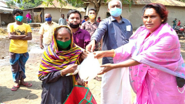 তাড়াশে গরীবদের পাশে ত্রাণ সামগ্রী নিয়ে হিজড়া কাজলী