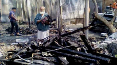 ঠাকুরগাঁওয়ে আগুনে চার পরিবারের ঘরবাড়ি পুড়ে ১০ লাখ টাকা ক্ষতি 