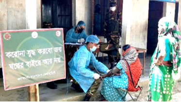 ঠাকুরগাঁওয়ে সেনাবাহিনীর মেডিকেল ক্যাম্প
