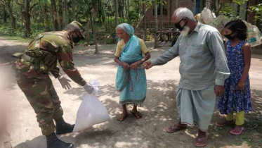 ঠাকুরগাঁওয়ে ত্রাণ দিল সেনাবাহিনী 