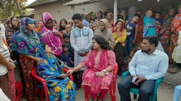 কলেজ গেট ভেঙ্গে নিহতের পরিবারকে আর্থিক সহায়তা