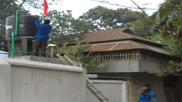 ঘোড়াঘাটে ৭৪ প্রবাসীর বাড়িতে লাল পতাকা টাঙ্গিয়ে দিয়েছে প্রশাসন