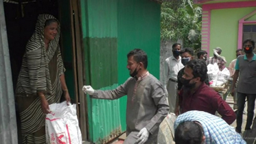 আগানগরে বাড়ী বাড়ী গিয়ে খাদ্য সামগ্রী বিতরণ 