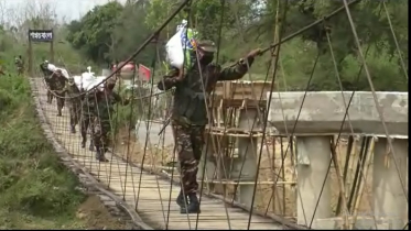 পাহাড়ে কর্মহীনদেরকে সেনাবাহিনীর খাদ্য সামগ্রী বিতরণ 