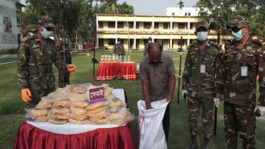 কুমিল্লায় দুস্থদের খাদ্য ও বস্ত্র দিল সেনাবাহিনী