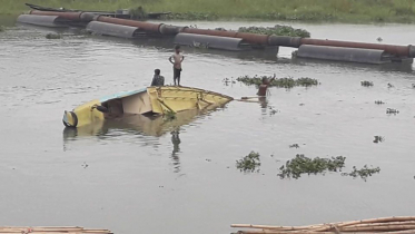 তিতাসে ডুবলো ১০ টাকা কেজির ৪০০ বস্তা চাল