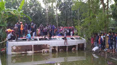 বাগেরহাটে নিয়ন্ত্রণ হারিয়ে পুকুরে বাস, নিহত ১, আহত ১৫
