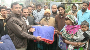 বাগেরহাটে বৃষ্টি উপেক্ষা করে প্রশাসনের কম্বল বিতরণ