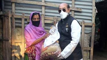 বাগেরহাটে খাদ্য সামগ্রী দিলেন সাংসদ মিলন 
