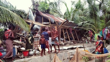 মাথা গোঁজার ঠাঁইটুকুও উড়িয়ে দিল দুরন্ত ঝড়