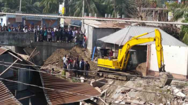 বাগেরহাটে চিত্রা নদীর তীরের অবৈধ স্থাপনা উচ্ছেদ