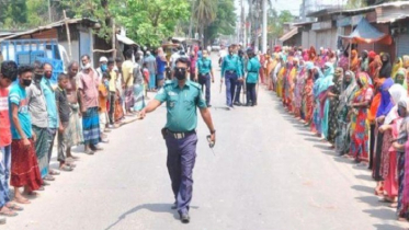 ত্রাণের দাবিতে বরিশালের রাস্তায় কর্মহীন মানুষ