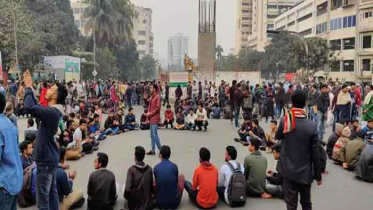 সিটি নির্বাচন পেছানোর দাবিতে শিক্ষার্থীদের শাহবাগ অবরোধ