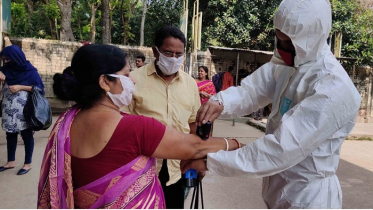 ‘হোম কোয়ারেন্টাইনে’ থাকার জন্য ভারত ফেরত যাত্রীদের হাতে সিল