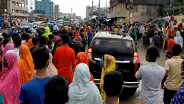 গাজীপুরে বেতনের দাবিতে পোশাক শ্রমিকদের অবরোধ