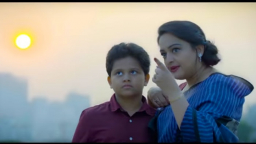 ছেলের সঙ্গে গাইলেন ঈশিতা (ভিডিও)