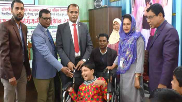 ঝালকাঠিতে প্রতিবন্ধী শিক্ষার্থীদের মাঝে হুইল চেয়ার বিতরণ