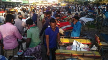 জয়পুরহাটে মানা হচ্ছে না সামাজিক দূরত্ব