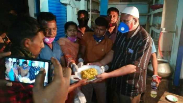 জয়পুরহাটে অসহায় মানুষের মাঝে খাবার বিতরণ