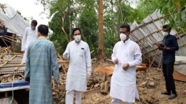 জয়পুরহাটে ঝড়ে ক্ষতিগ্রস্তদের টিন ও খাদ্য সহায়তা