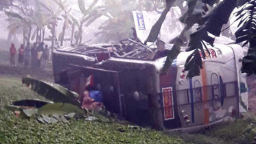 কিশোরগঞ্জে নিয়ন্ত্রণ হারিয়ে বাস খাদে, নিহত ২