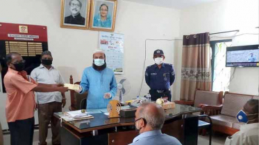 দুস্থদের অনুদান দিল কলারোয়ায় মুক্তিযোদ্ধা সংসদ