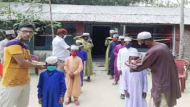 কলারোয়ায় এতিমখানায় ত্রাণ বিতরণ