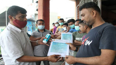 করোনা সচেতনতায় লিফলেট বিতরণ করলেন মালয়েশিয়া শ্রমিকলীগ 