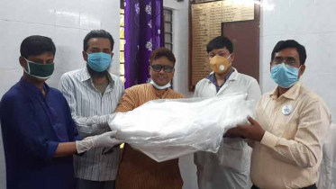 মোংলায় চিকিৎসকদের পিপিই দিলেন সাংবাদিক নুর আলম