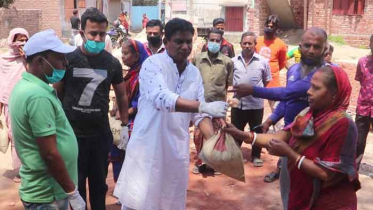 নওগাঁয় কর্মহীনদের মাঝে খাদ্য সামগ্রী বিতরণ