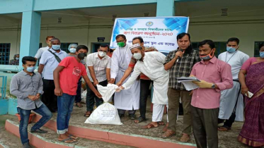 নবাবগঞ্জে শিক্ষার্থীদের মাঝে খাদ্য সামগ্রী বিতরণ