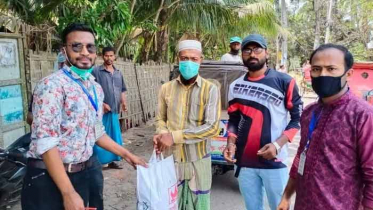 নোয়াখালীতে ত্রাণ বিতরণ