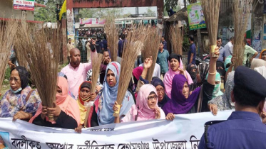 বেগমগঞ্জের ইউএনও’র অপসারণ দাবিতে ঝাড়ু মিছিল